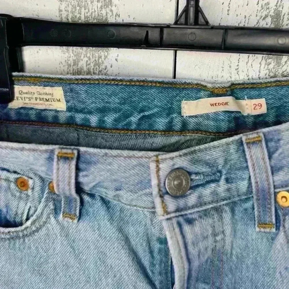 Levi’s Wedgie Distressed Straight Fit Women's Jeans in Light Wash Size 29 - Picture 7 of 10